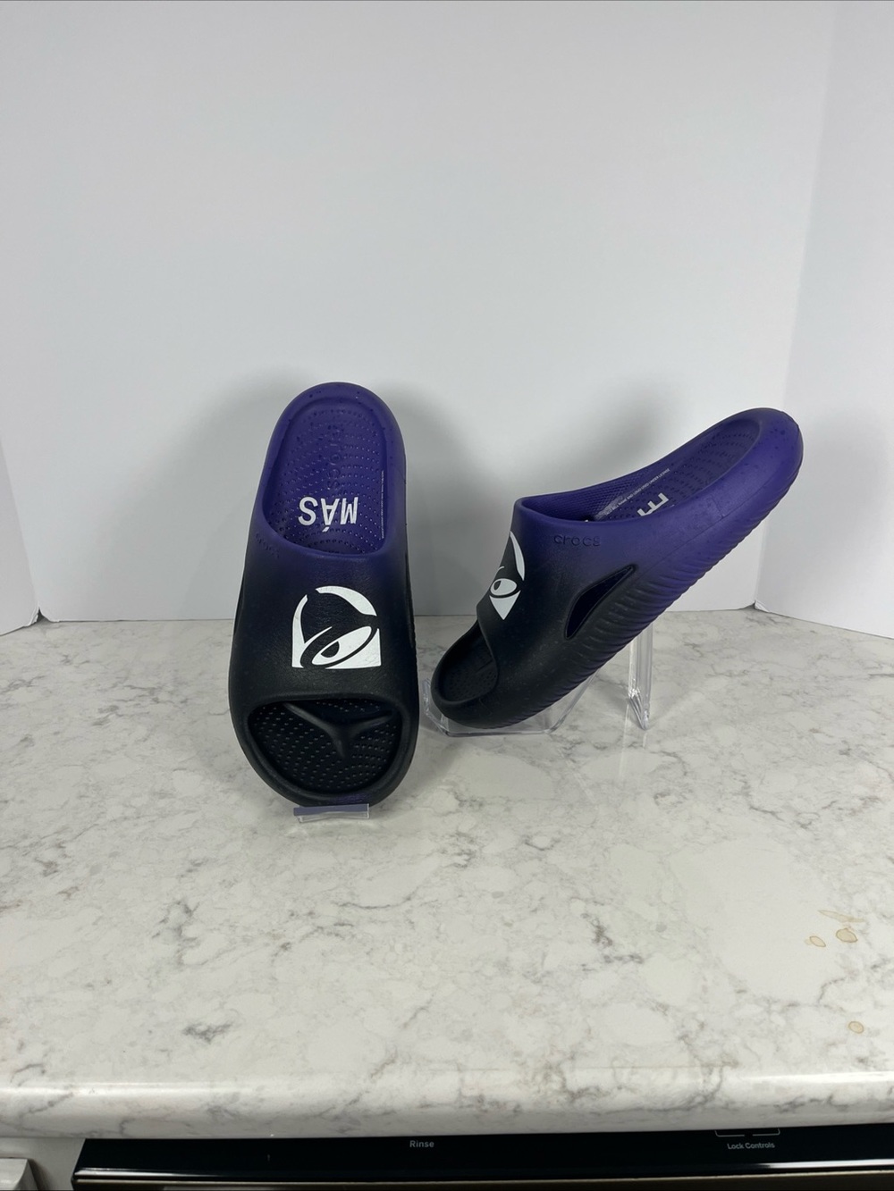 CROCS Taco Bell collaboration slides . Men’s 8 Women’s 10 .